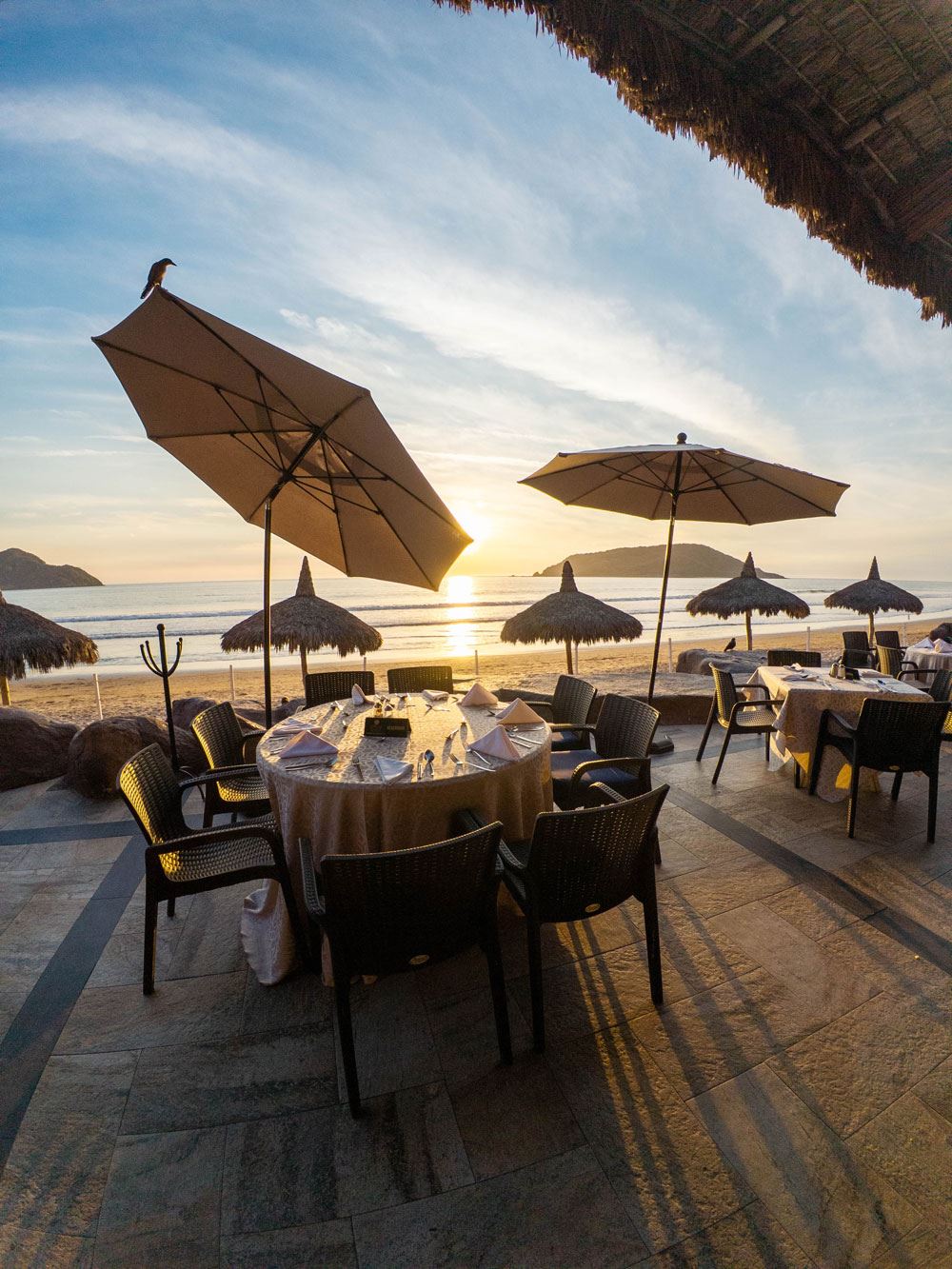 el moro dining on beach