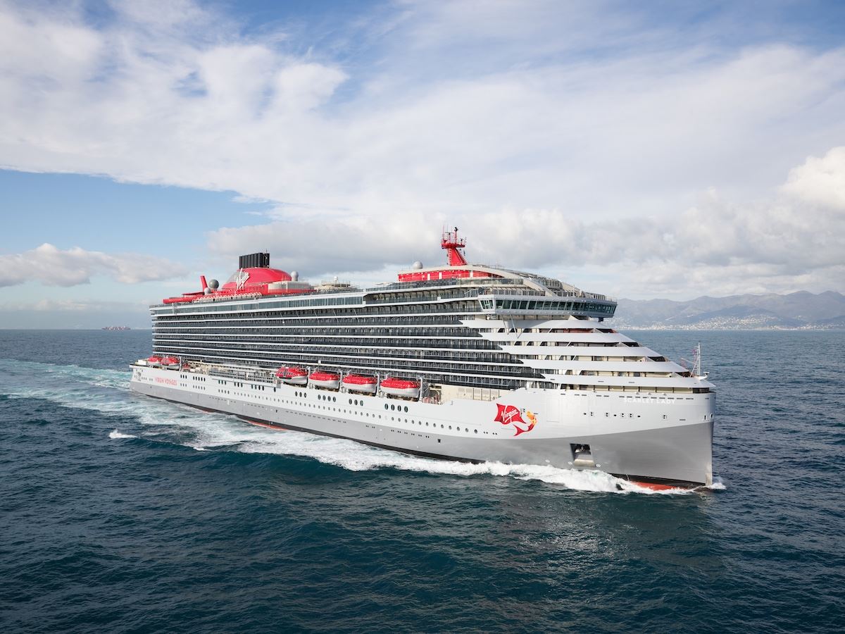 Scarlet Lady at sea